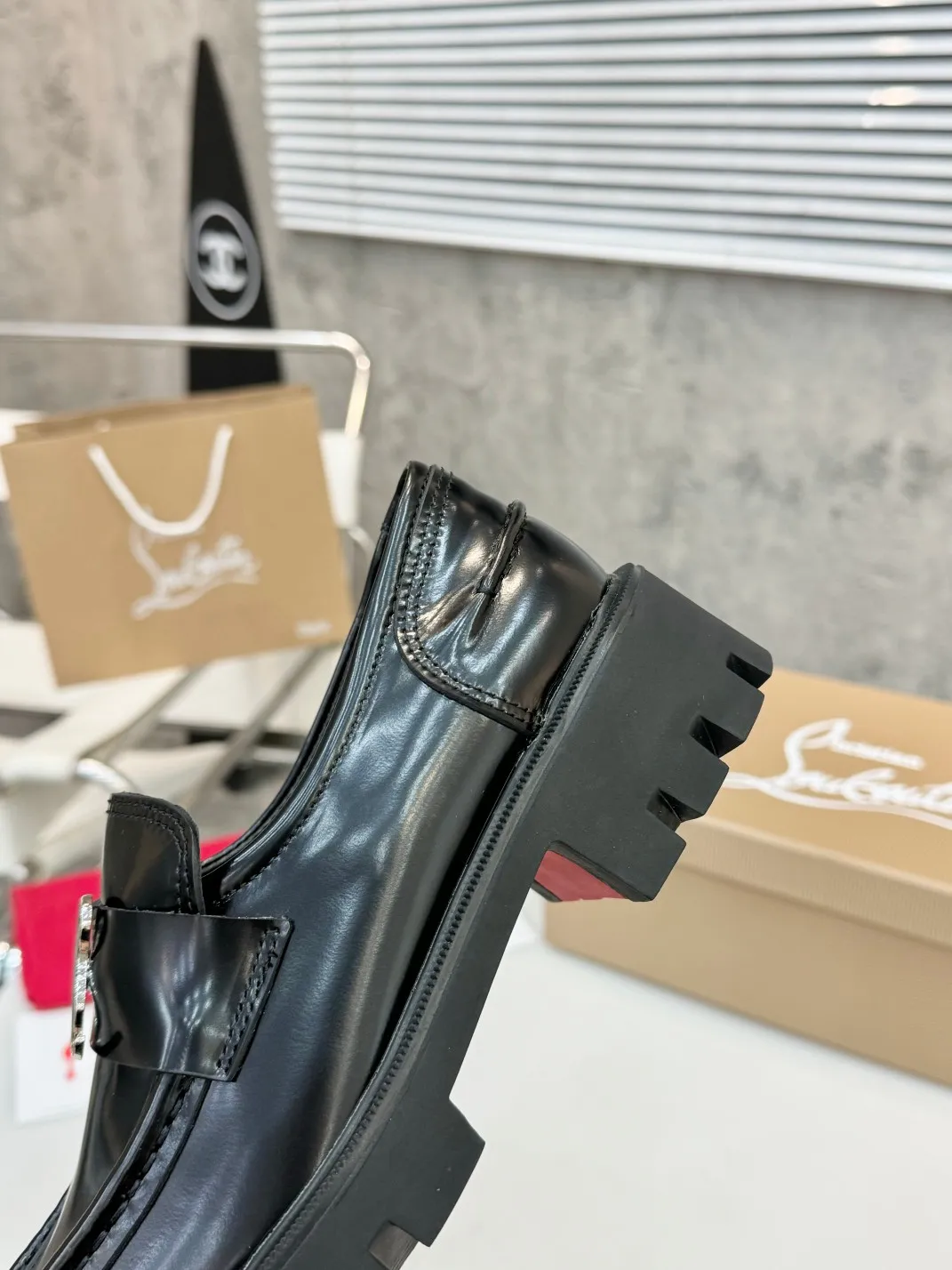 👟👟Ex-factory price 560👟👟 Top version, exclusive customization, purchasing agent level ⚡⑦ colors to choose from. Reintroducing Christian Louboutin (CL) logo design, the latest catwalk style of red-soled shoes 💥abbreviated as CL red-soled shoes T-stage catwalk style👠a new style of fresh air with a touch of nobility, perfect on the feet💃elegant and crystal clear, all accessories, materials and layouts are all customized 1:1 from the original version, zero distance from the original version 1⃣Upper: cowhide open edge beads 2⃣Inner: sheepskin 3⃣Outsole: Original one-to-one molded anti-slip two-color outsole with logo 4⃣🔺Original packaging 5⃣Number of yards: 35-42 (refundable or exchangeable if ordering 42)